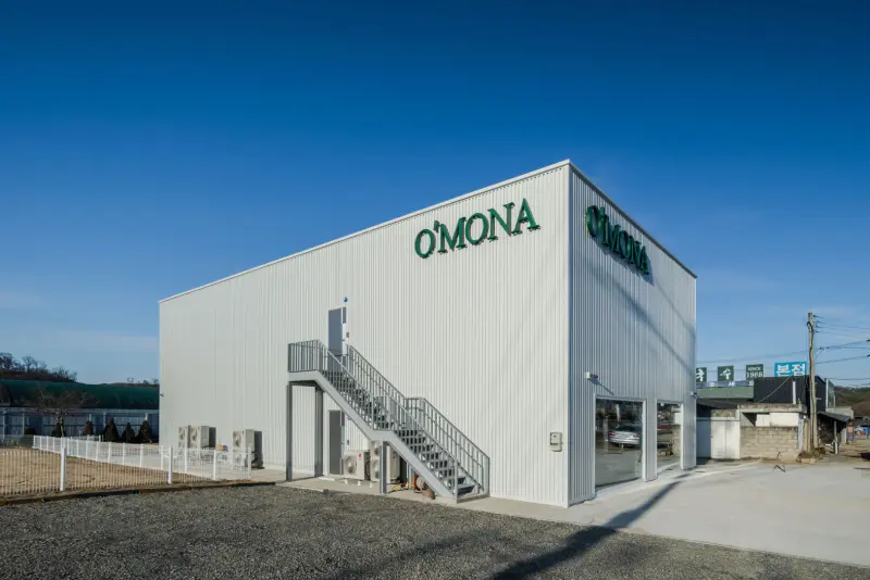 외부 철제계단이 돋보이는 인더스트리얼 카페